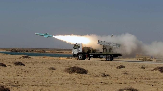iran-bin-200-kilometre-menzilli-yeni-balistik-fuzesini-tanitti-ehcfg5as.jpg